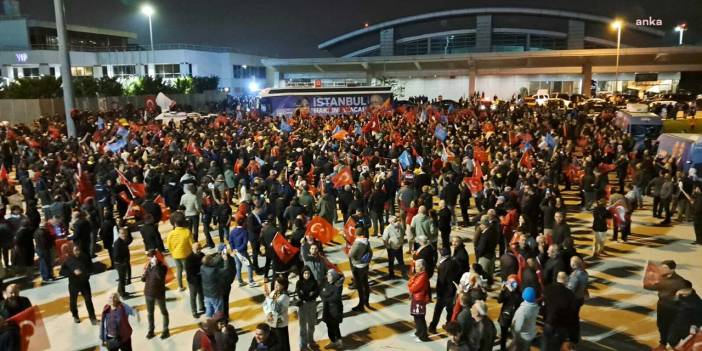 İmamoğlu'nu Karşılamak İçin Sabiha Gökçen Havalimanı'na Akın Ettiler