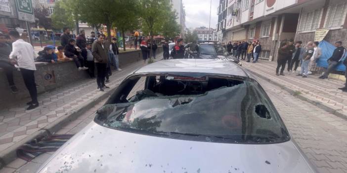 Sultangazi'de meydan kavgası! Çarpıp kaçan aracı, ara sokakta kıstırıp parçaladılar...