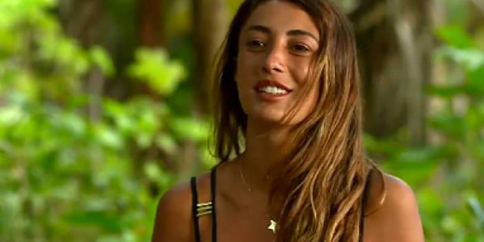 Olay pozlar...Survivor'ın unutulmazlarından biri olan Merve Oflaz'ın sütyenli tarzı olay! Göğüs dekoltesine beğeni yağdı