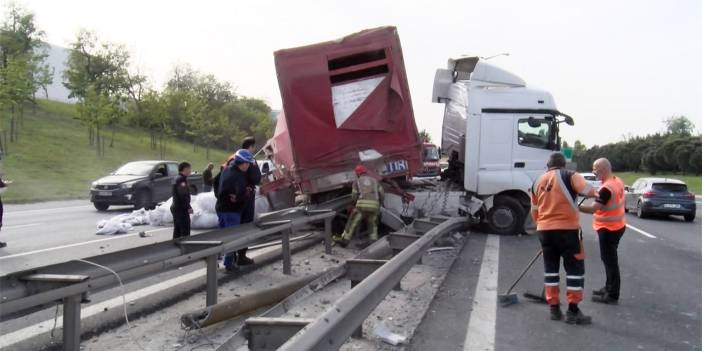 TEM Otoyolu'nda büyük kaza: İnşaat malzemesi yüklü TIR bariyerlere saplandı