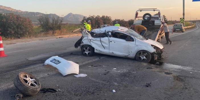 Patlayan lastik yerinden koptu: 3 otomobilin karıştığı kazada 5 kişi yaralandı