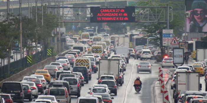 İstanbul trafiğinde yağış ve kaza yoğunluğu! Adım adım ilerliyor