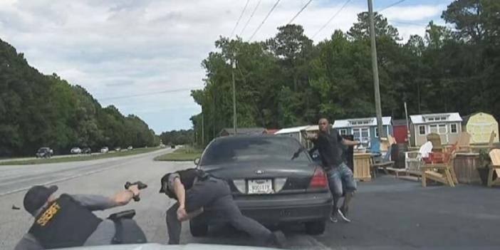 Trafik kontrolünde polislere ateş açıldı