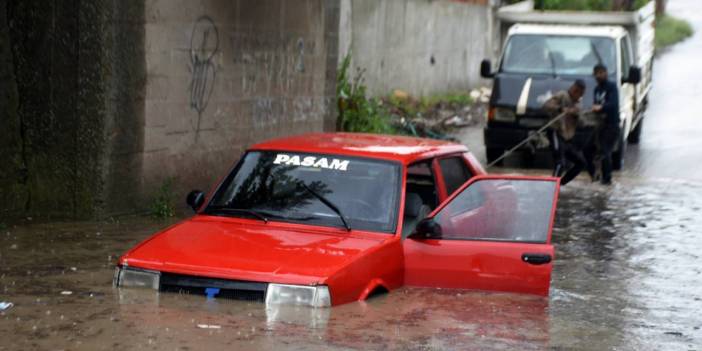 Edirne'de sağanak 2 saat sürdü: Evleri su bastı, araçlar yolda kaldı