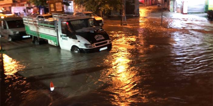 Sağanak yağış hayatı felç etti: Evleri ve iş yerlerini su bastı