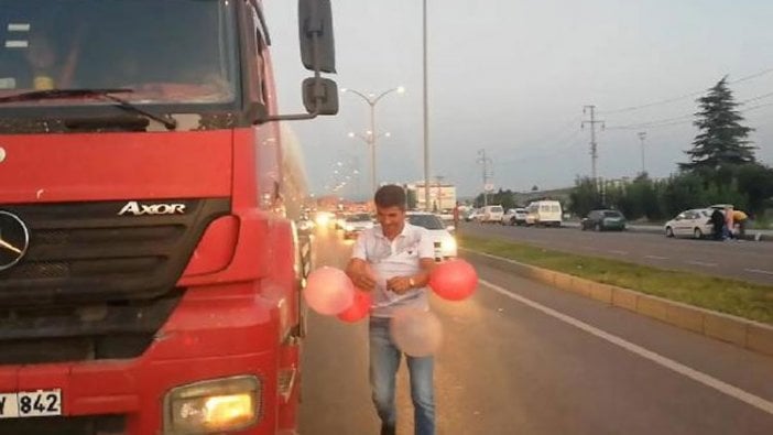 Otomobilden yola uçan balonlar, trafiği durdurdu