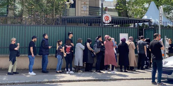 Avusturya'da oy kuyruğu... Otobüslerle geldiler