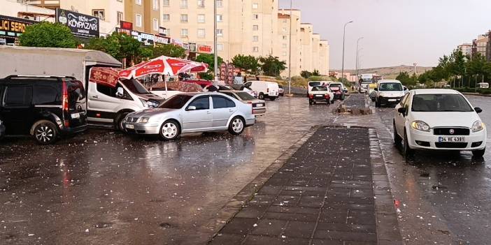 Dolu ve sağanak etkili oldu: Vatandaşlar araçlarını böyle korumaya çalıştı