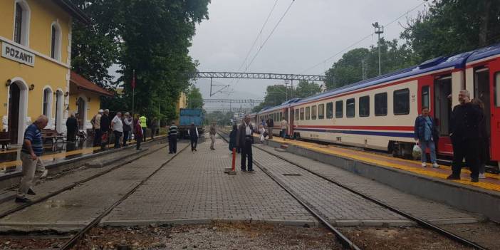 Yüksek gerilim hattı zarar gördü, trenle oy kullanmaya gidenler yolda kaldı