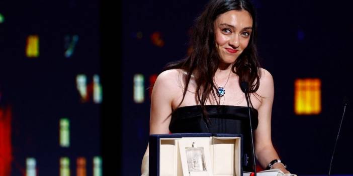 AKP'li Külünk Merve Dizdar'ı Tebrik Eden Bakan Ersoy'un Eşini Hedef Aldı