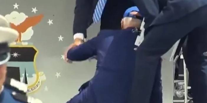 ABD Başkanı Biden, sahnede düştü! Yardımına korumaları koştu