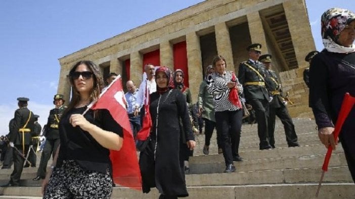 Kemalist-laik kesimi hedef alan hükûmet yanlısı yazara cevap gibi kareler