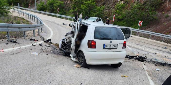 Otomobiller kafa kafaya çarpıştı: Biri çocuk 3 ölü, 4 yaralı