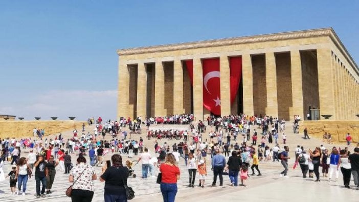 Anıtkabir'e ziyaretçi akını