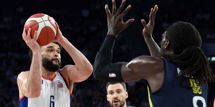 Anadolu Efes seride öne geçti