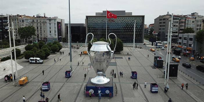 Final heyecanı başladı; Taksim Meydanı'nda dev Şampiyonlar Ligi kupası