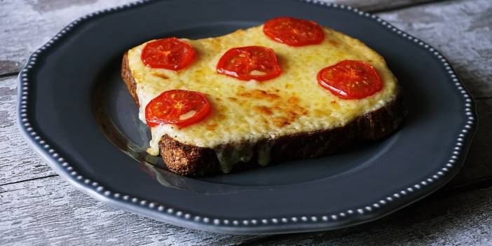 Farklı Kahvaltı Tarifi Arayanlara! 3 Dakikada Açık Tost Nasıl Yapılır?