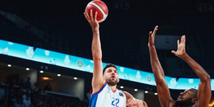 Anadolu Efes şampiyonluğa yakın seride 2-0 öne geçti