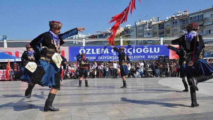 Aydın'ın kurtuluş yıl dönümünde efelerden zeybek gösterisi