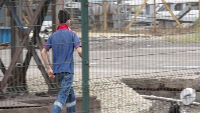 Çelik işçileri, arkadaşlarının cenaze namazına yetişebilmek için koşmak zorunda kaldılar