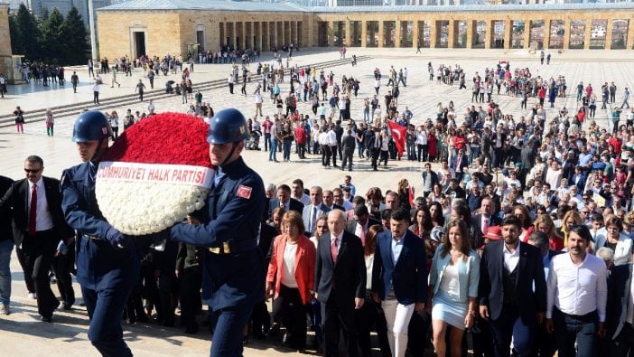 Kılıçdaroğlu CHP’nin 95’inci kuruluş yılında Anıtkabir’i ziyaret etti