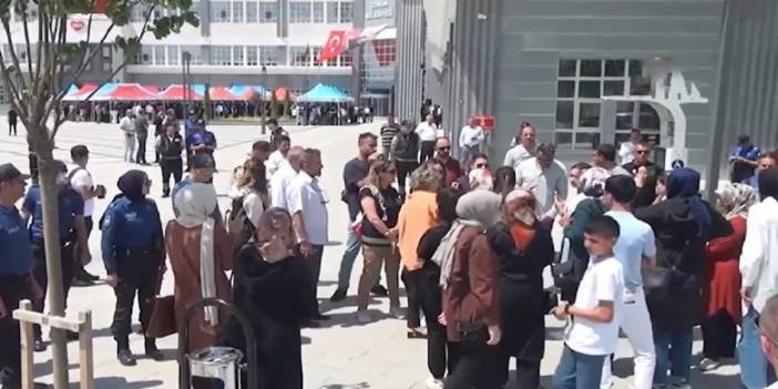 Bayramlaşma törenine katılmak istediler, gözaltına alındılar