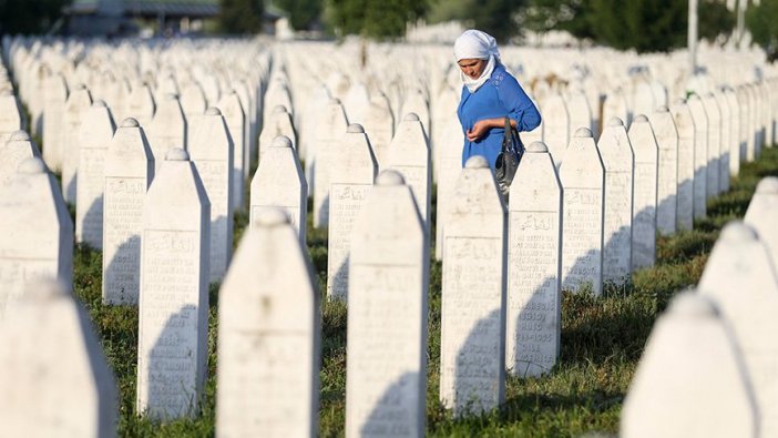 Srebrenitsa Soykırımı'nın kurbanları anılıyor