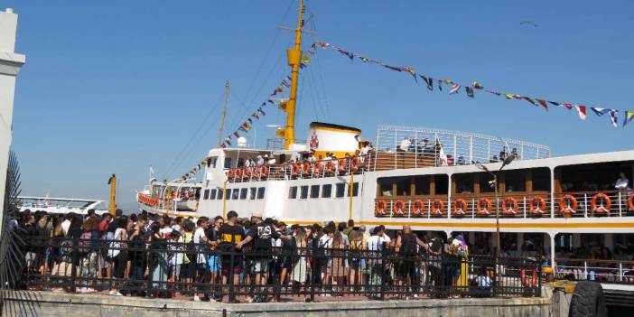 Kadıköy Ve Kabataş İskelelerinde Adalar Yoğunluğu