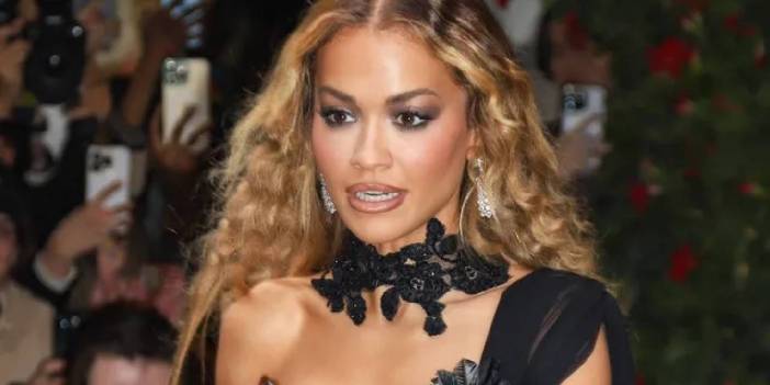 Rita Ora açıldıkça açıldı! Dantelli elbisenin altına sütyen giymedi,meme uçları gözüktü: Cesur pozlar şaşırttı...