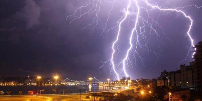 İstanbullular dikkat: Oraj vuracak... Meteoroloji'nin ardından bir uyarı da AKOM ve AFAD'dan geldi