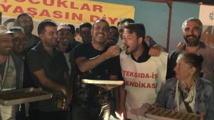 Haluk Levent'ten işçilere baklavalı destek