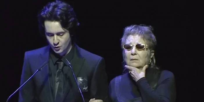 Özkan Uğur'un eşi salondakilerden tek bir ricada bulundu