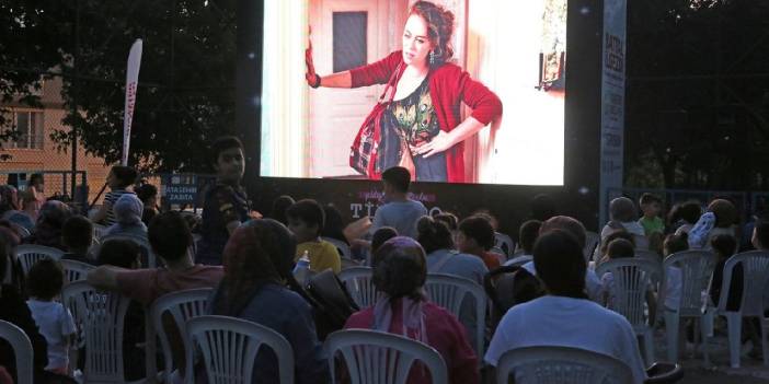 Ataşehirliler açık havada sinema ve tiyatro keyfi yaşadı