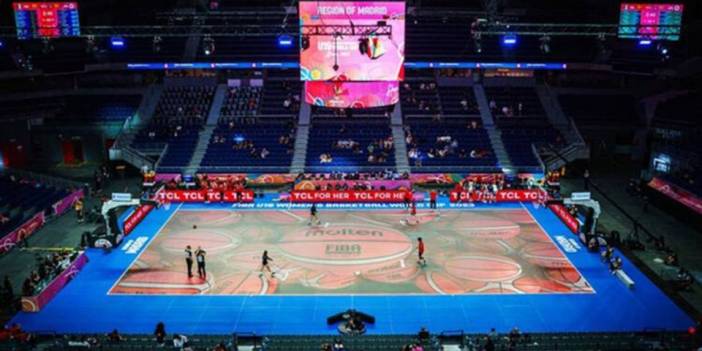 FIBA'dan bir ilk: Müsabaka cam zeminli sahada oynandı