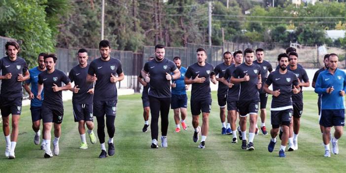 Paralarını Alamayan Futbolcular Denizlispor'u Protesto Etti