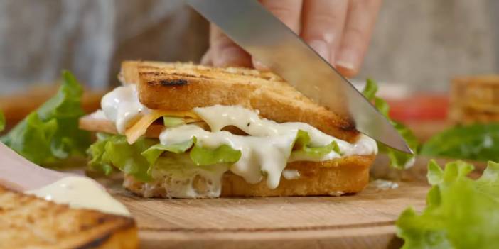 Kafede 'bıçak kesiyor' parası: Bir tostu ikiye bölmek için ücret almak doğru mu?