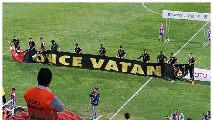 Her maça 'Önce Vatan' pankartı