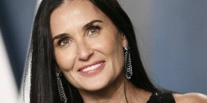 Bikinili pozları şaşırttı... Ünlü oyuncu Demi Moore 60 yaşında olmasına rağmen genç kızlara taş çıkartıyor...