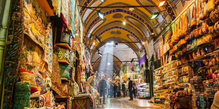 Ünlüler Kapalıçarşı'daki Çakma Ürünlere Akın Etmeye Başladı: Tanınmamak İçin Peruk ve Gözlükle Alışveriş Yapıyorlar