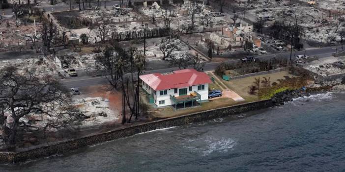 Hawaii Yangınından Kurtulan Beyaz Duvarlı ve Kırmızı Çatılı O Evin Sırrı