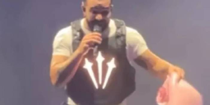 Ünlü rapçi konserinde sahneye atılan dev sütyen şoke etti