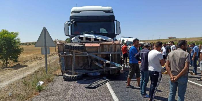 TIR, traktöre çarptı: Ölü ve yaralılar var