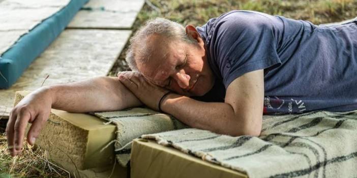 'En Tembel Vatandaş' Unvanını Alabilmek İçin 14 Gündür Yatıyorlar