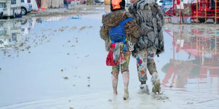 Burning Man'de şiddetli yağış can aldı, binlerce kişi mahsur kaldı! Tüm yollar kapalı, uçuşlar yapılamıyor