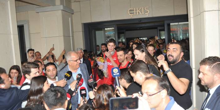 Şampiyon Filenin Sultanları Yurda Döndü!