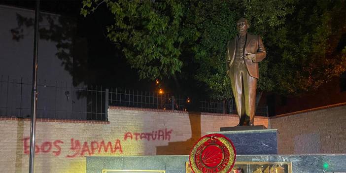 İzmir'de Atatürk Heykeline Sprey Boyalarla Küfürler Yazdılar!