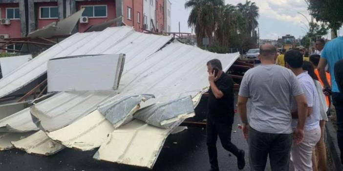 Sağanak ve Fırtına Mersin'i Yıktı Geçti! Okulun Çatısı Uçtu, Ağaçlar Devrildi