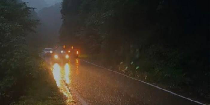 Trabzon’u Sağanak Vurdu! Heyelan Meydana Geldi, Yol Ulaşıma Kapandı