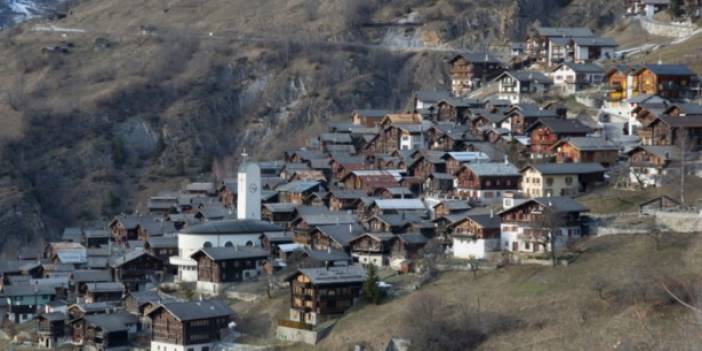 Bu köye yerleşene bir çuval dolusu para verilecek!  Köye taşınmayı kabul eden zengin olacak