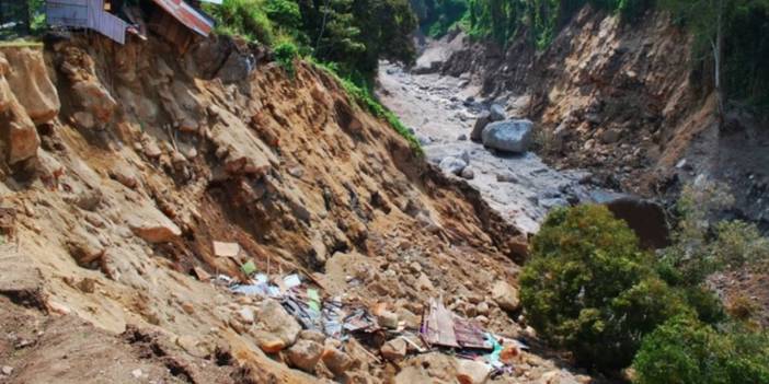 Karadeniz'de Sağanak Yağmurla Birlikte Heyelan Uyarısı